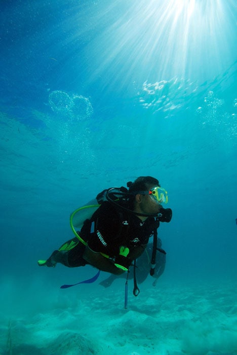 Maldives, October 17, 2009: Maldivian President Mohamed Nasheed arrives at the underwater cabinet meeting off Girifushi Island. Ministers in full scuba gear met on the sea bed to draw attention to the dangers of global warming for the island nation, a tourist paradise featuring coral reefs and white sand beaches with most parts lying less than one metre above sea level. Scientists have warned it could be uninhabitable in less than 100 years. (AFP Image)