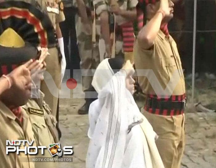 Chief Minister of West Bengal Mamata Banerjee paid homage to the AMRI victims at a function held in Safari Park, Dhakuria Lakes, in Kolkata.