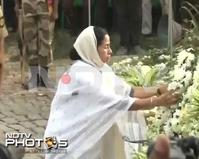 Mamata pays a floral tribute at 'Shahid Bedi'.