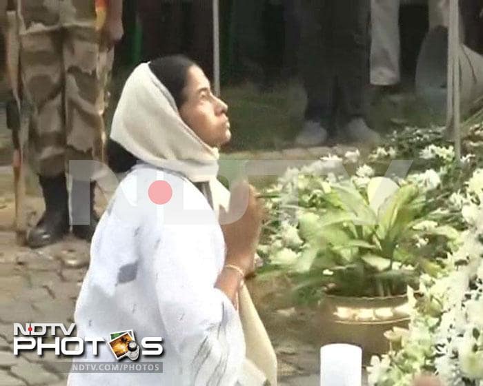 Mamata pays homage to AMRI victims