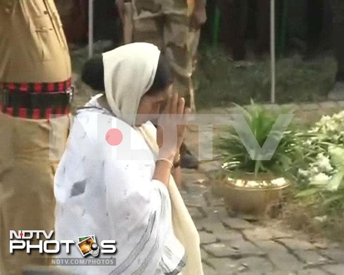 Mamata pays homage to AMRI victims