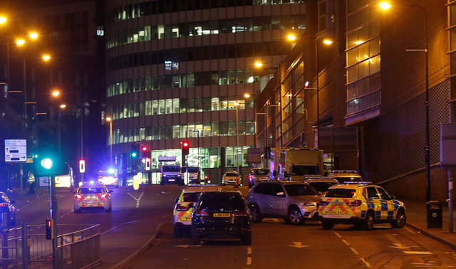 तस्वीरों में: मैनचेस्टर में पॉप सिंगर एरियाना ग्रैंड के शो के दौरान धमाका