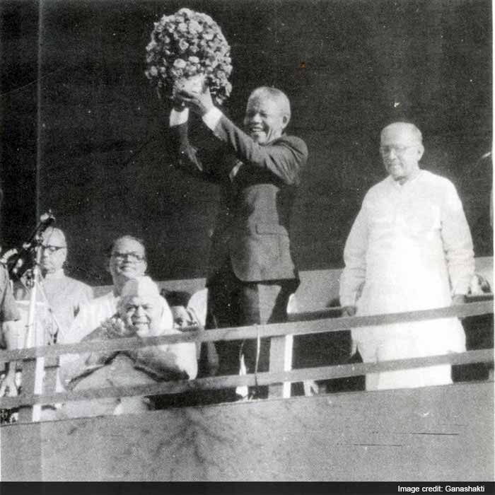 Mr. Basu and Mr. Mandela in a public reception at Eden Gardens in Kolkata. Also seen is former Governor Saiyid Nurul Hasan.