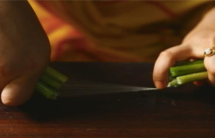 Bijayshanti Tongbram spins yarn from the stems of the lotus plant to create silk fabric. The idea came to Bijayshanti in the year 2014, while she was studying botany. Since then, she wanted to learn about aquatic plants, especially the plant habitat of Loktak lake, and how to utilise it to make a product of utility.