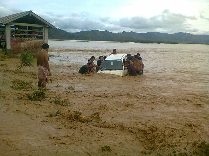 मणिपुर में भारी बारिश के कारण भूस्खलन और बाढ़ (देखें चित्रों में भयावह हालात)