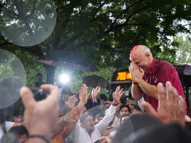 गुलाब की पंखुड़ियां, हाथ में झंडे : 17 महीने बाद जेल से बाहर आए सिसोदिया का ऐसे हुआ स्वागत