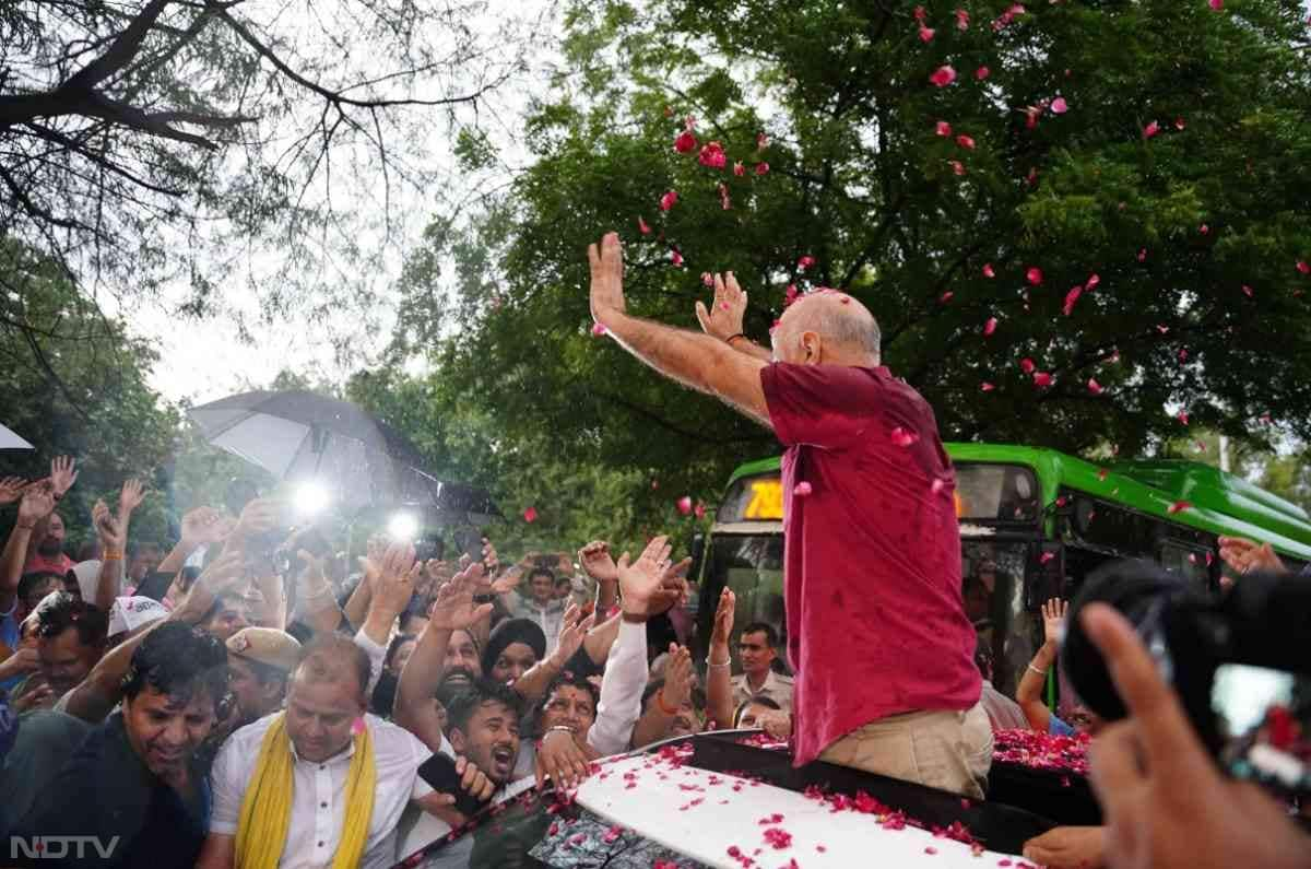 मनीष सिसोदिया को 3 शर्तों पर जमानत दी गई है. पहला- उन्हें 10-10 लाख रुपये का बेल बॉन्ड भरना होगा. दूसरा- अपना पासपोर्ट जमा कराना होगा. तीसरा- उन्हें हर सोमवार और गुरुवार को नजदीकी पुलिस स्टेशन में हाजिर होना होगा.