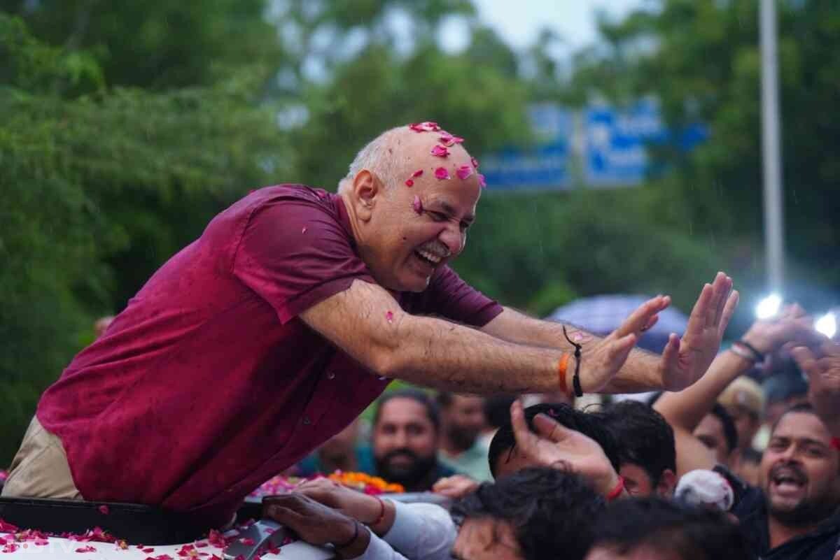 सिसोदिया पर शराब का लाइसेंस लेने वालों को फायदा पहुंचाने का आरोप है. इससे सरकारी खजाने को नुकसान हुआ.