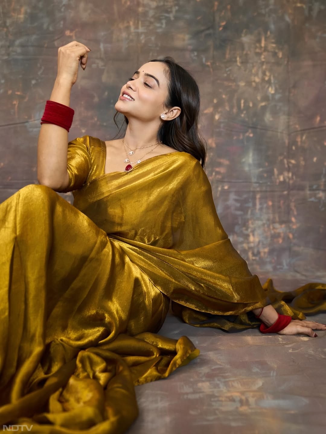 ट्रेडिशनल आउटफिट में मनीषा रानी ने तस्&zwj;वीरें शेयर की हैं. manisharani002/Instagram