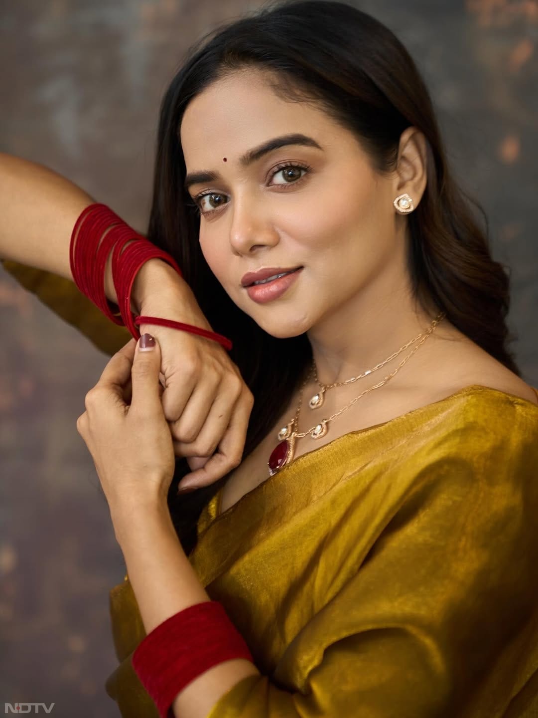 मनीषा ने गोल्डन कलर में प्लेन सिल्क साड़ी पहनी है. साथ ही मैचिंग में क्वार्टर स्लीव्स ब्लाउज वियर किया है. manisharani002/Instagram