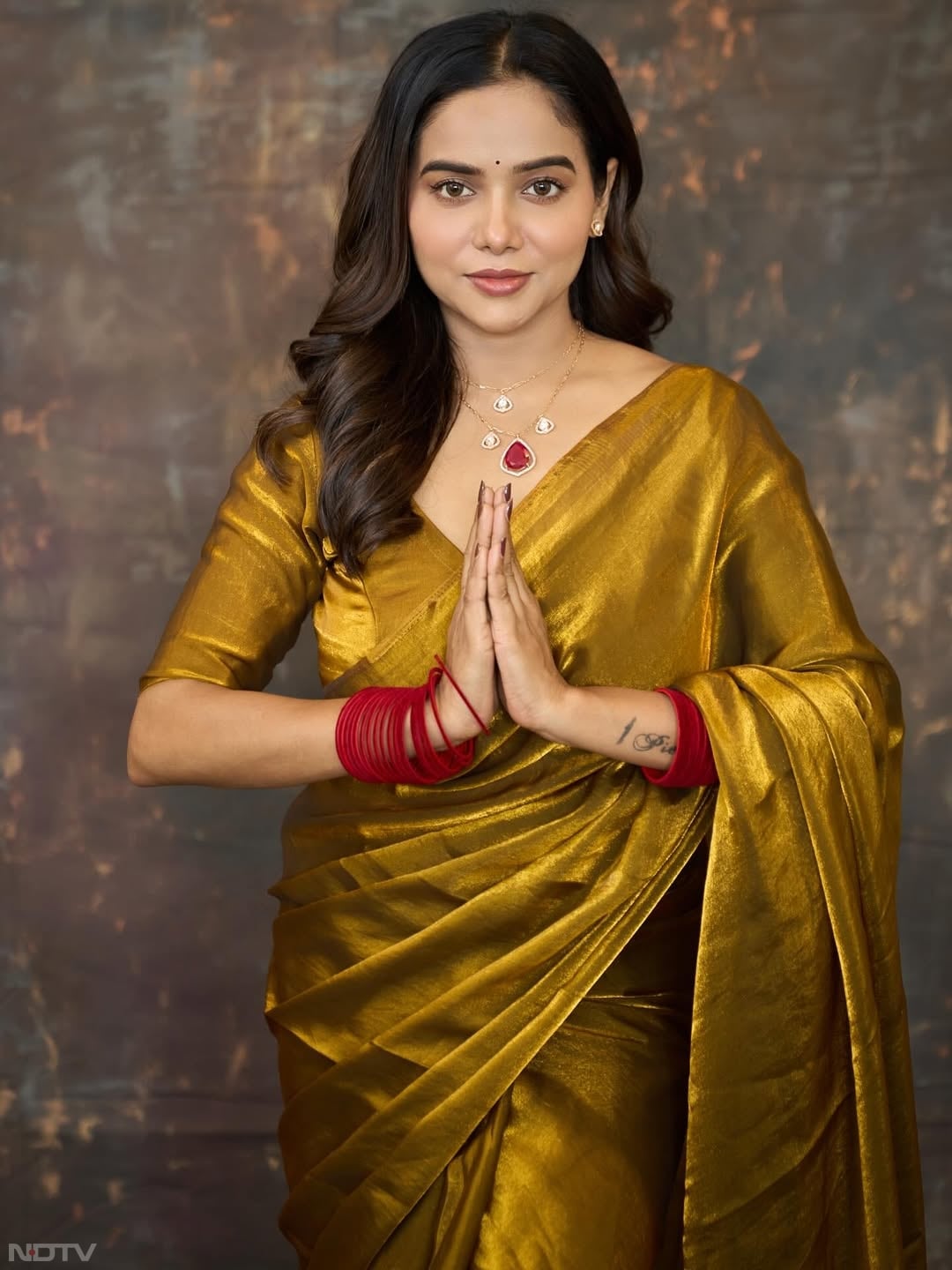 मरून रंग की चूड़ियां, चैन स्टाइल नेकलेस, ओपन हेयर के साथ उन्होंने अपने लुक को कंप्लीट किया है. manisharani002/Instagram