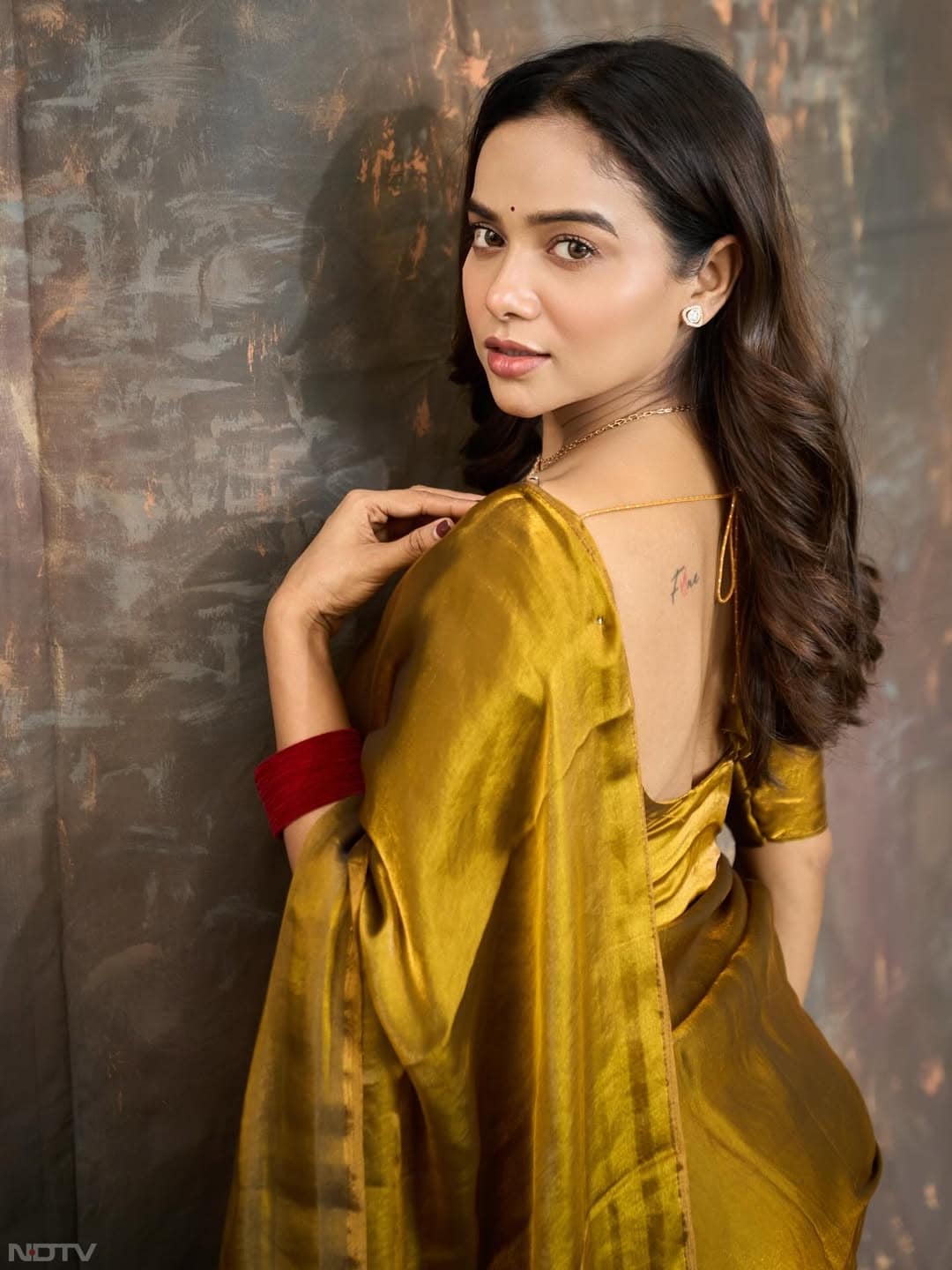 सिंपल साड़ी में उनका ये लुक बहुत अट्रैक्टिव लग रहा है. manisharani002/Instagram