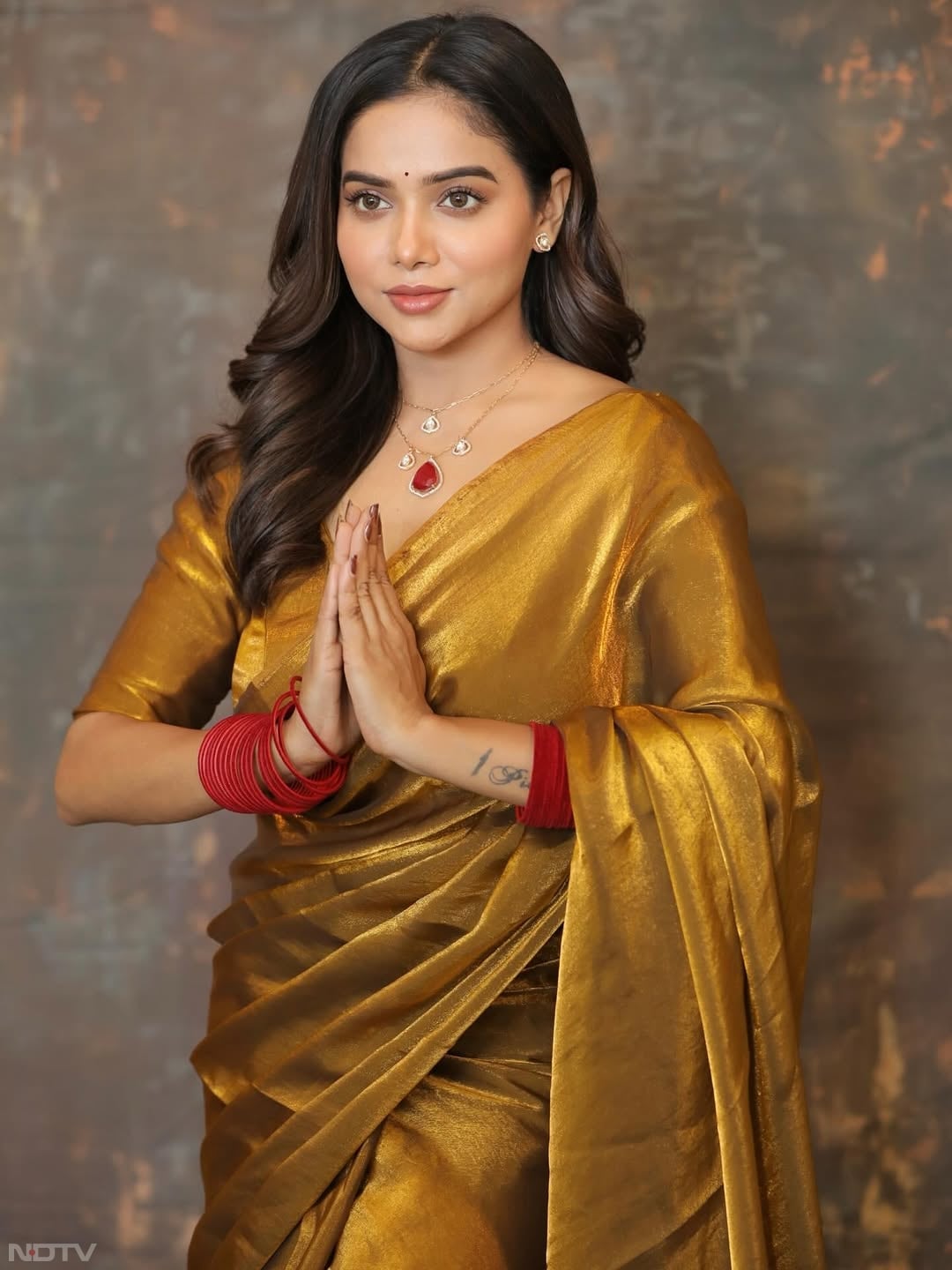 उन्होंने साड़ी में इन तस्वीरों को शेयर करते हुए कैप्शन में लिखा है- "अब बोल भी दो अगर प्यार हो रहा है तो?" manisharani002/Instagram