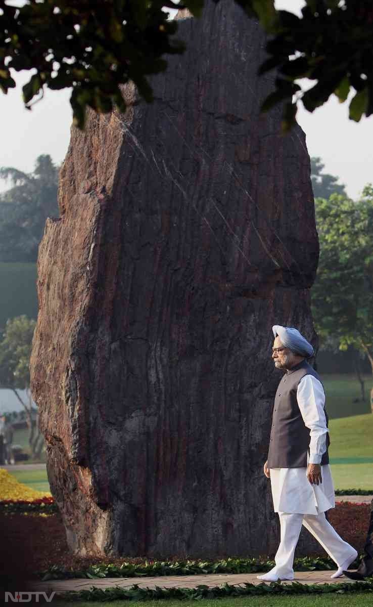 सौम्य और मृदुभाषी स्वभाव वाले मनमोहन सिंह भारत में आर्थिक सुधारों का सूत्रपात करने वाले शीर्ष अर्थशास्त्री और प्रधानमंत्री के तौर पर लगातार दो बार गठबंधन सरकार चलाने वाले कांग्रेस के पहले नेता के तौर पर याद किए जाएंगे. 92 साल की उम्र में उनका बृहस्पतिवार को निधन हो गया. (फोटो क्रेडिट: पीटीआई)