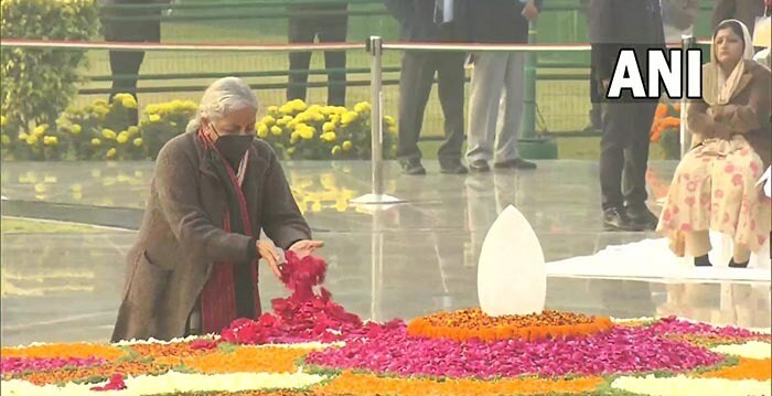 वित्त मंत्री निर्मला सीतारमण अटल बिहारी वाजपेयी को श्रद्धांजलि देते हुए. (फोटोः एएनआई)