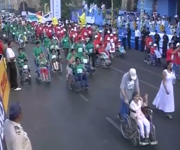 The 'Marathon Flame' came to Mumbai from Greece this time, recognizing the Mumbai Marathon in a big way. The flame came out of Europe for the first time ever. (NDTV Photo)