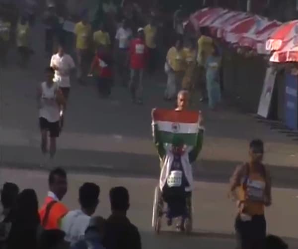 Master blaster Sachin Tendulkar's daughter Sara also took part in the Dream Run to raise funds for "Apnalaya", an NGO for challenged children with which Tendulkar is deeply involved.<br/><br/>"Keep cool and run hard", is the tip Tendulkar had given to her daughter. (NDTV Photo)