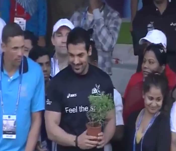John Abraham, and famous athletes Gabriela Szabo, Gail Devers and Hicham El Guerrouj were the brand ambassadors of the event.<br/><br/>The prominent people seen participating at various points included Akshay Kumar, Gul Panag, Rahul Bose, John Abraham, Reitsh Deshmukh, Gulshan Grover. The race started from Chhatrpati Shivaji Terminus and carried its way through the Bandra-Worli Sea Link and back. (NDTV Photo)