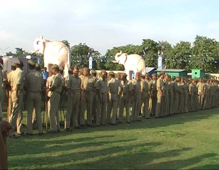 To make the event a smooth affair, 2,500 policemen have been stationed.