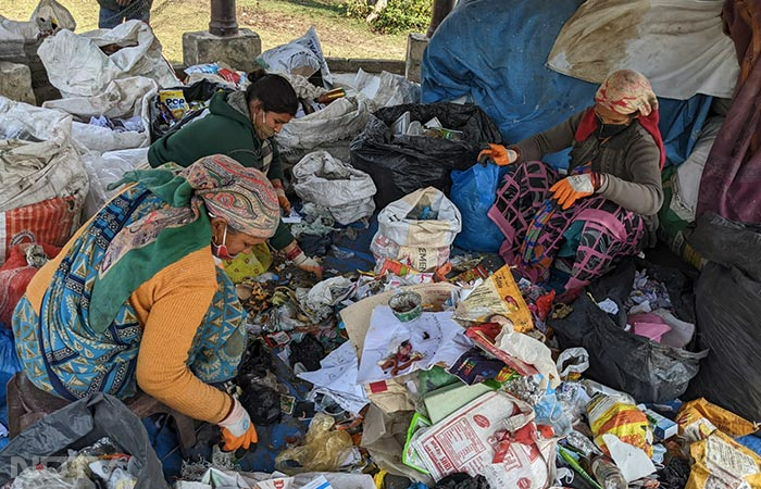 Meet India\'s \'Safai Sathis\' Who Are Are Saving Himalayas From Becoming Garbage Mountains
