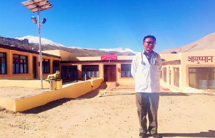 मिलिए 43 साल के डॉक्टर जिग्मेट वांगचुक से, जिनका लक्ष्य लद्दाख के दूरदराज इलाकों तक स्वास्थ्य पहुंचाना है