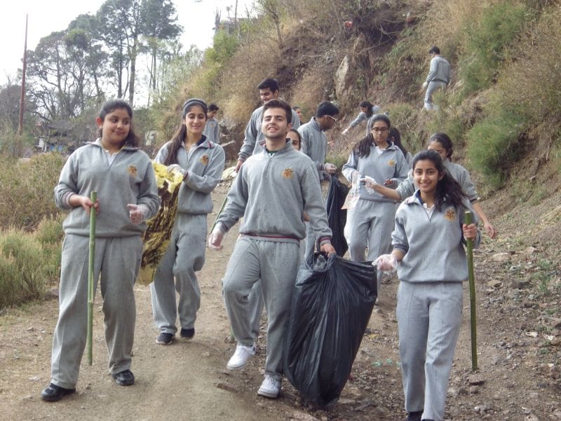 Photo : Educational Institutions Participate In #Mere10Guz Clean-Up Drives