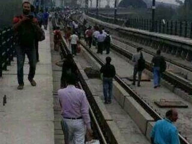 Photo : Delhi Commuters Stranded in Rush Hour After Metro Breaks Down