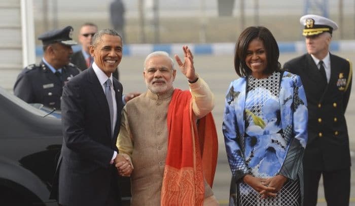 The First Lady, Michelle Obama landed in Delhi's Palam Airport wearing a light blue outfit with floral patterns, by designer of Indian origin, Bibhu Mohapatra.<br><br>
From the airport she accompanied President Obama to the hotel and then to the surprise of many, skipped the grand ceremonial welcome at Rashtrapati Bhavan and also the visit to Rajghat.