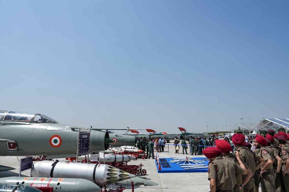 समारोह में बतौर मुख्य अतिथि मौजूद रक्षा मंत्री राजनाथ सिंह इस पल के गवाह बने. समारोह के दौरान ग्रुप कैप्टन शुभांशु शुक्ला ने भारतीय वायुसेना में अपने कार्यकाल के दौरान मिग-21 से उड़ान भरने के अपने अनुभव के बारे में बात की.