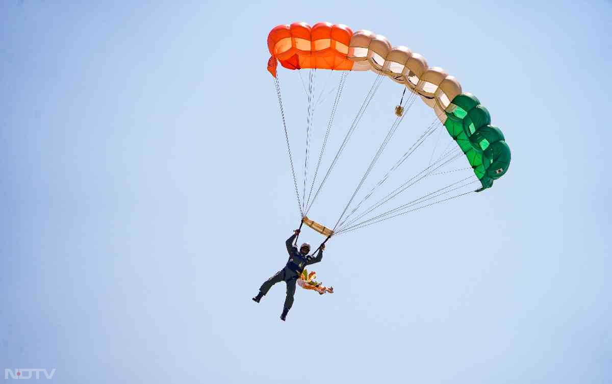 मिग-21 की विदाई के दौरान भारतीय वायुसेना की विशिष्ट स्काईडाइविंग टीम ‘आकाश गंगा' द्वारा शानदार प्रदर्शन किया गया, जिन्‍होंने 8,000 फुट की ऊंचाई से ‘स्काईडाइव' की. इसके बाद मिग-21 विमानों की शानदार फ्लाईपास्ट शुरू हुई. सूर्य किरण एरोबैटिक टीम ने भी अपने अद्भुत करतबों से दर्शकों को मंत्रमुग्ध कर दिया.