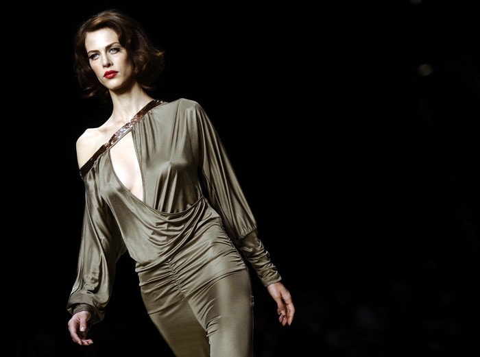 A model displays a creation of Seduzioni Diamonds Spring/Summer 2010 ready-to-wear collection on September 23, 2009 during the Women's fashion week in Milan.     AFP PHOTO / Filippo Monteforte