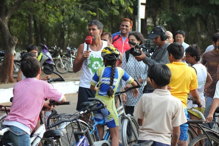 Milind Soman visits a cycle race where an aware bunch of children state the benefits of cycling.