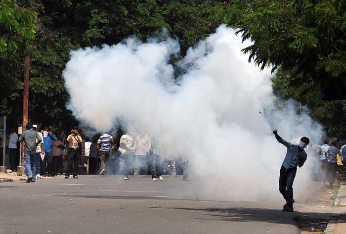 The confrontation escalated, and some students took to pelting stones at the police.