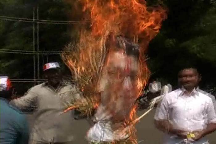 Violence over Raj Thackeray\'s speeches in Sharad Pawar\'s strongholds