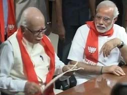 Photo : BJP's show of unity: accompanied by Narendra Modi, LK Advani files his nomination