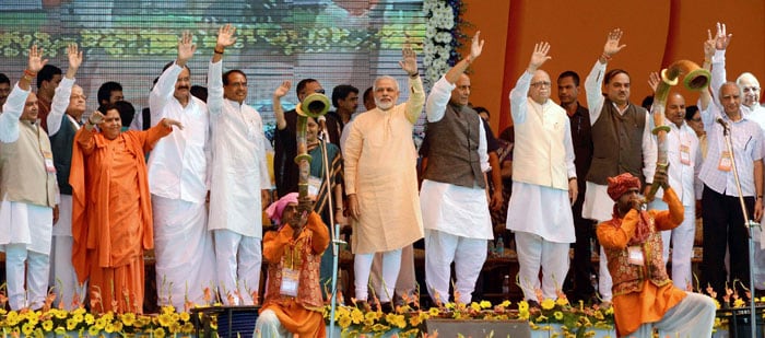 When LK Advani looked away and Narendra Modi touched his feet