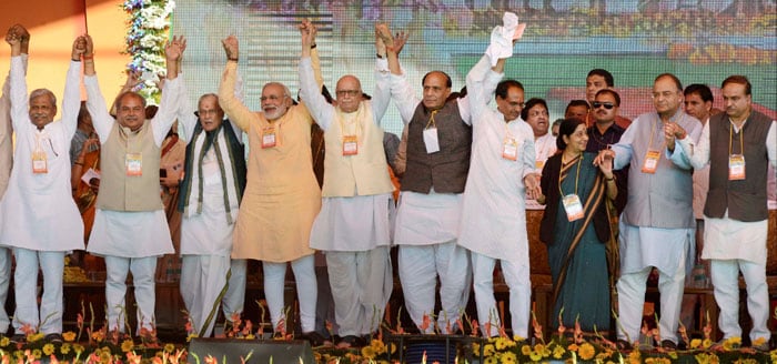 When LK Advani looked away and Narendra Modi touched his feet