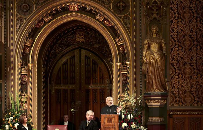 Prime Minister Narendra Modi addresses members of parliament and invited guests in the Royal Gallery at the Houses of Parliament in central London on November 12, 2015. (AFP Photo)