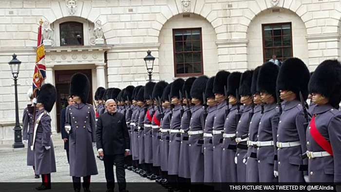 In a red carpet welcome, PM Modi received Guard of Honour at King Charles Street in London. Accompanied by British PM David Cameron, PM Modi first inspected and later took the salute from the famous London Guards.