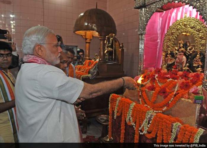 Prime Minister Narendra Modi began the second day of his Bangladesh visit by offering prayers at the Sree Sree Dhakeshwari Temple in Dhaka.