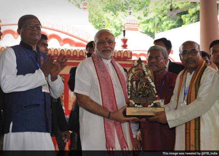 PM Narendra Modi at the Dhakeshwari Temple in Dhaka, Bangladesh.