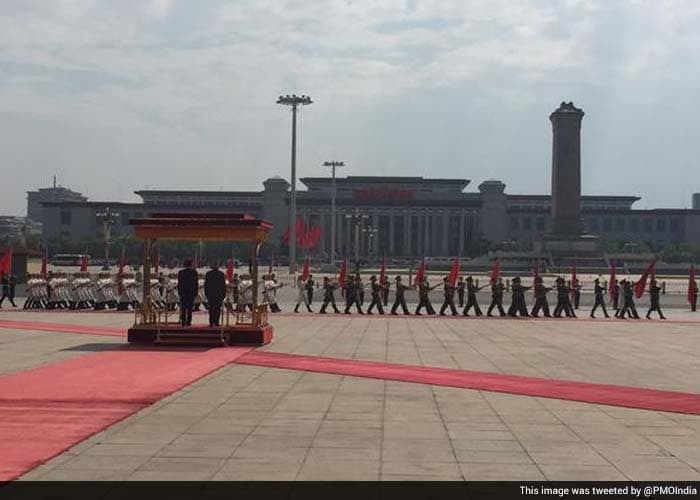 PM Modi End His Day in Beijing With A Selfie with Premier Li Keqiang