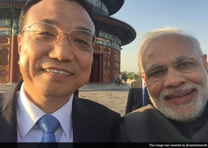PM Modi End His Day in Beijing With A Selfie with Premier Li Keqiang