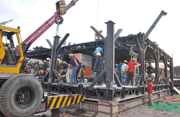 The building is being constructed using pre-fabricated steel structure technology. Three cranes have been pressed into service to assemble the pre-fabricated roof and walls, which have been prepared in the factory.