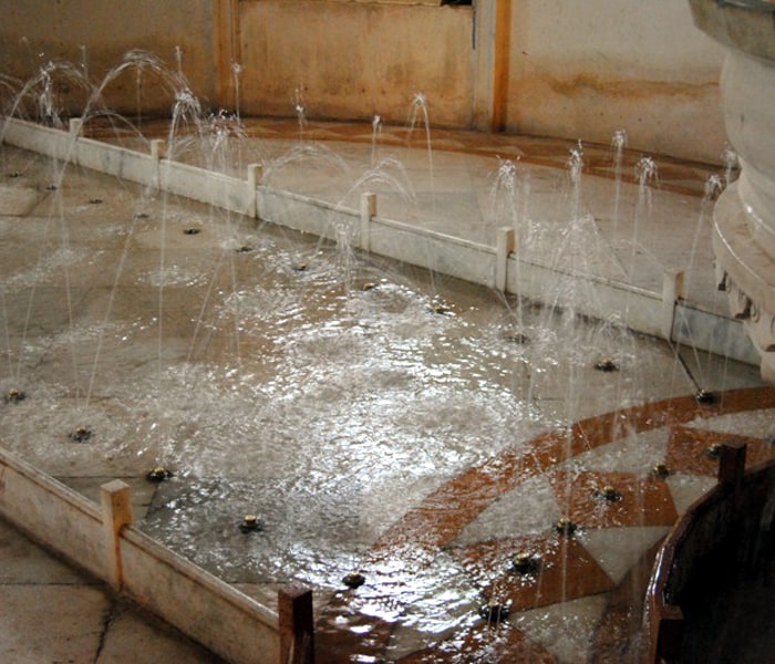 <b>Mocking the monsoon:</b>A fountain inside the monsoon palace. (Image: Ketki Angre)