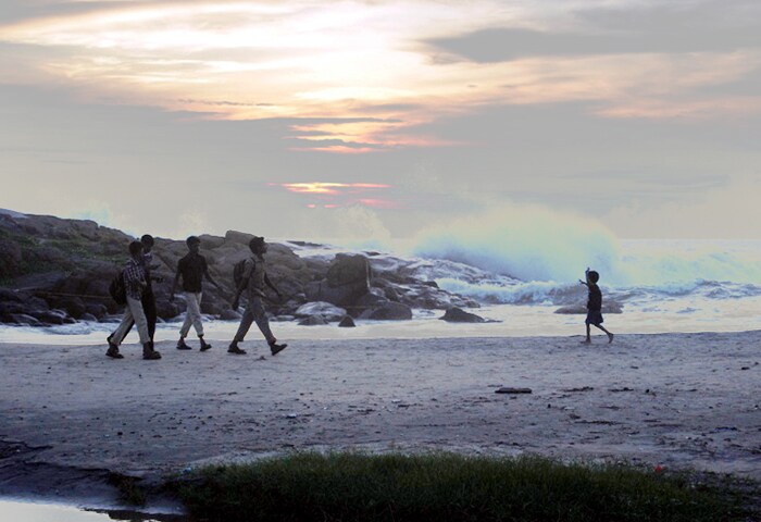 <b>Picturesque: </b>Locals watch water getting splashed from the rocks. (Image: Ketki Angre)