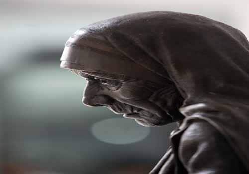 <span class="lh16 fa fs12 fb">A bronze statue of Mother Teresa is on display at the Mother House of the Missionaries of Charity in Kolkata. (AFP Photo)</span>
