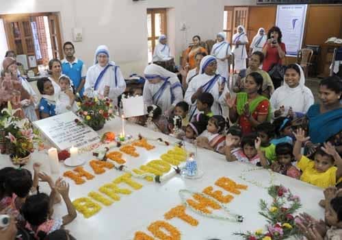 <span class="lh16 fa fs12 fb">Missionaries of Charity Superior General Sister Mary Prema (C) is joined by school children and fellow nuns by Mother Teresa's tomb on her 99th birth anniversary at the Missionaries of Charity Mother House in Kolkata on August 26, 2009. (AFP Photo)</span>