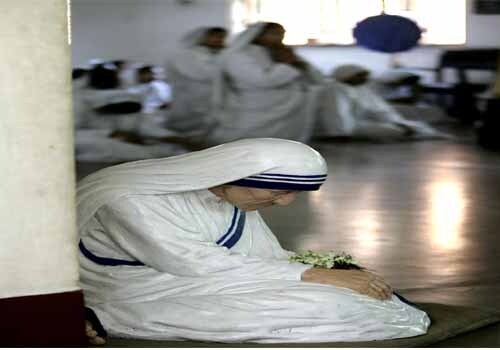 <span class="lh16 fa fs12 fb">Mother Teresa came to Kolkata in 1929 and founded the Missionaries of Charity in 1950. She won the Nobel Peace prize in 1979. Six years after her death in 1997, Mother Teresa was beatified by the Vatican for her service to the poorest of the poor.<br />
<br />
Here in this picture, nuns of Missionaries of Charity take part in a prayer sitting beside a life size statue of Mother Teresa. (AFP Photo)</span>