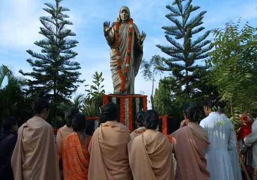 <span class="lh16 fa fs12 fb">An Indian Catholic priest and nuns pray in front of a statue of Mother Teresa in Hyderabad. Mother Teresa, dedicated to working among the sick and destitute of Kolkata, died days after celebrating her 87th birthday in 1997. (AFP Photo)</span>